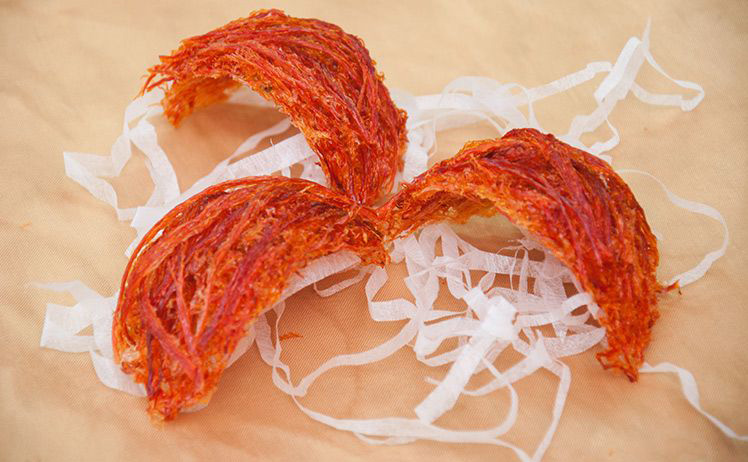 Yến huyết giả làm bằng cách ủ lên màu hoặc nhuộm màu